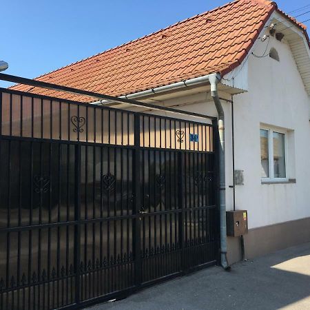 Brick Airport Apartment Cristian  Exterior foto