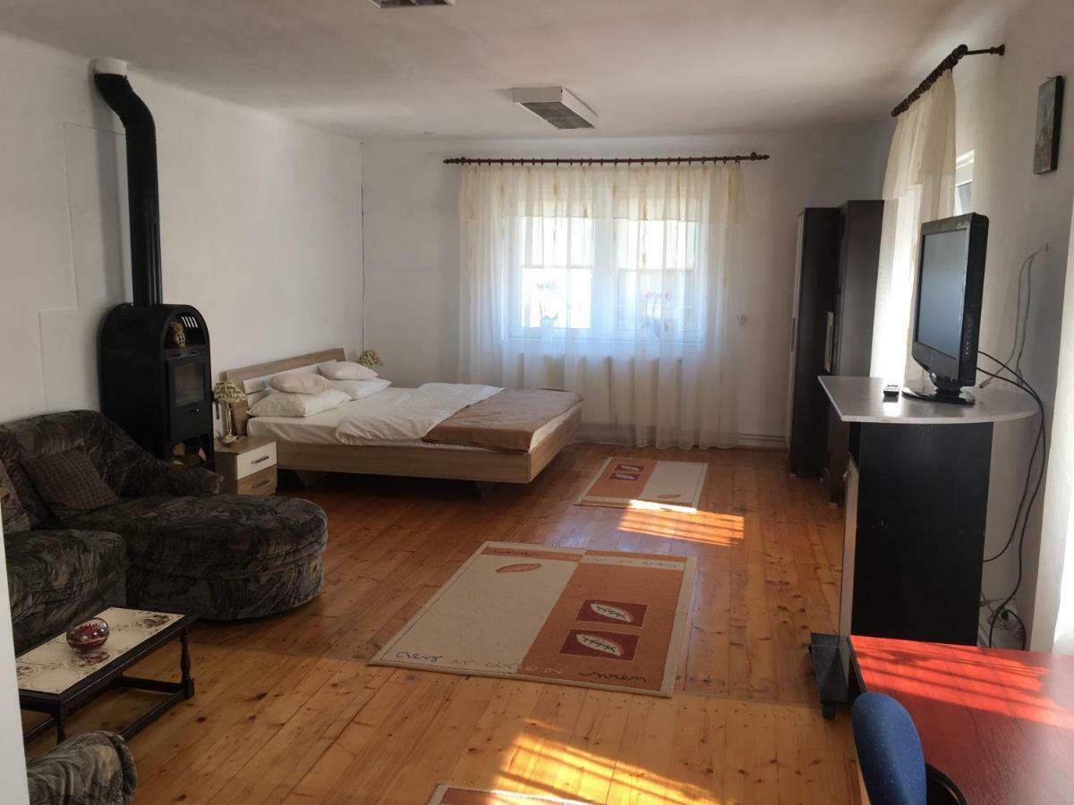 Brick Airport Apartment Cristian  Exterior foto