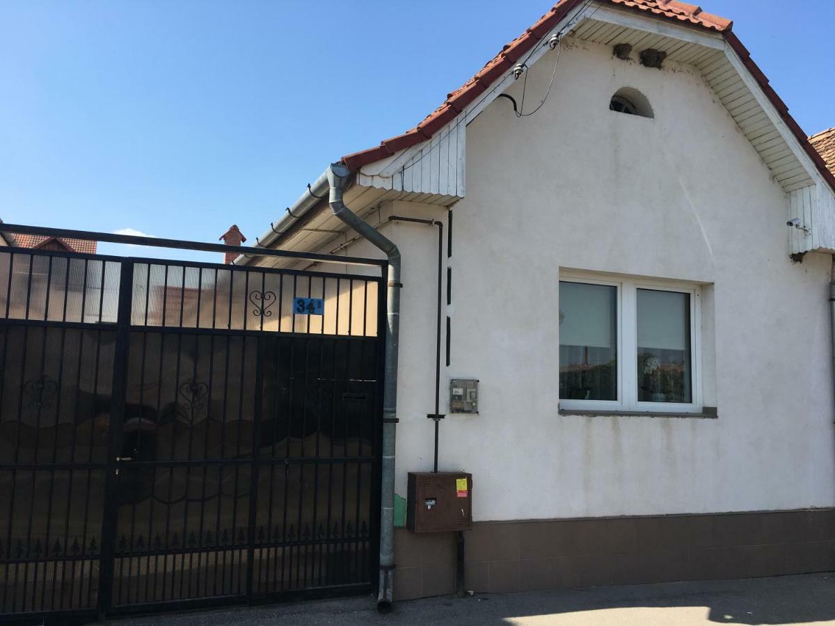 Brick Airport Apartment Cristian  Exterior foto